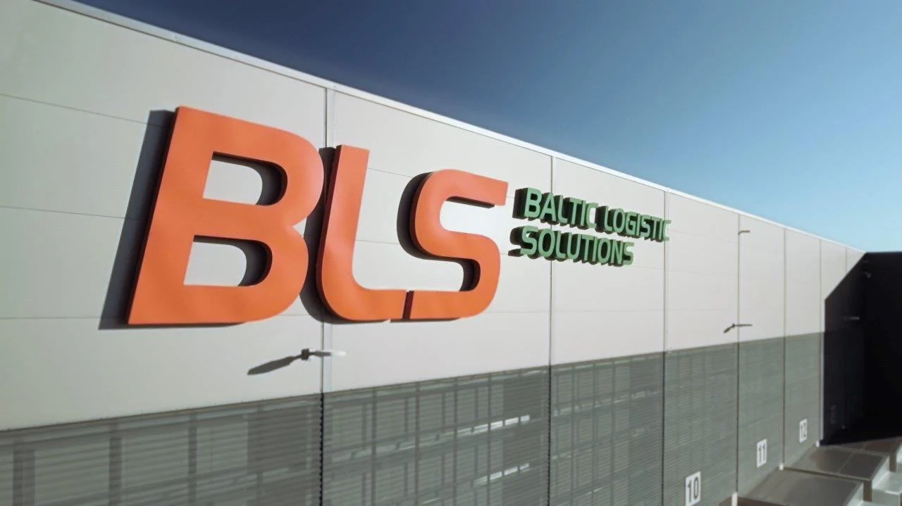 BLS Baltic Logistic Solutions logistikakeskuse fassaad Tallinnas, katusele paigaldatud päikesepargi objekt