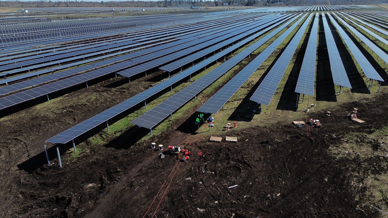 Risti 244 MW Solar Tracker Park õhuvaade ehituse ajal, maapealsed paneeliread ja paigaldustööd