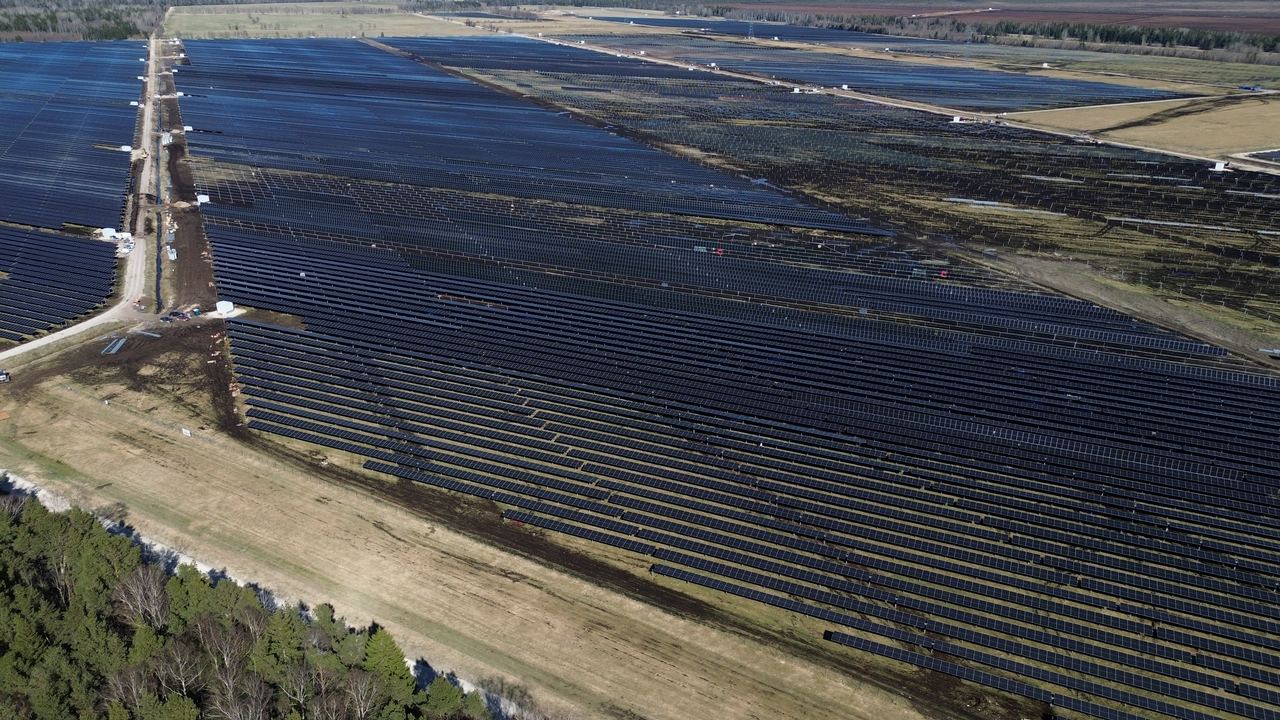 Risti Solar Tracker Park Eestis, suuremahuline päikest jälgiv park silmapiirini ulatuvate paneeliridadega
