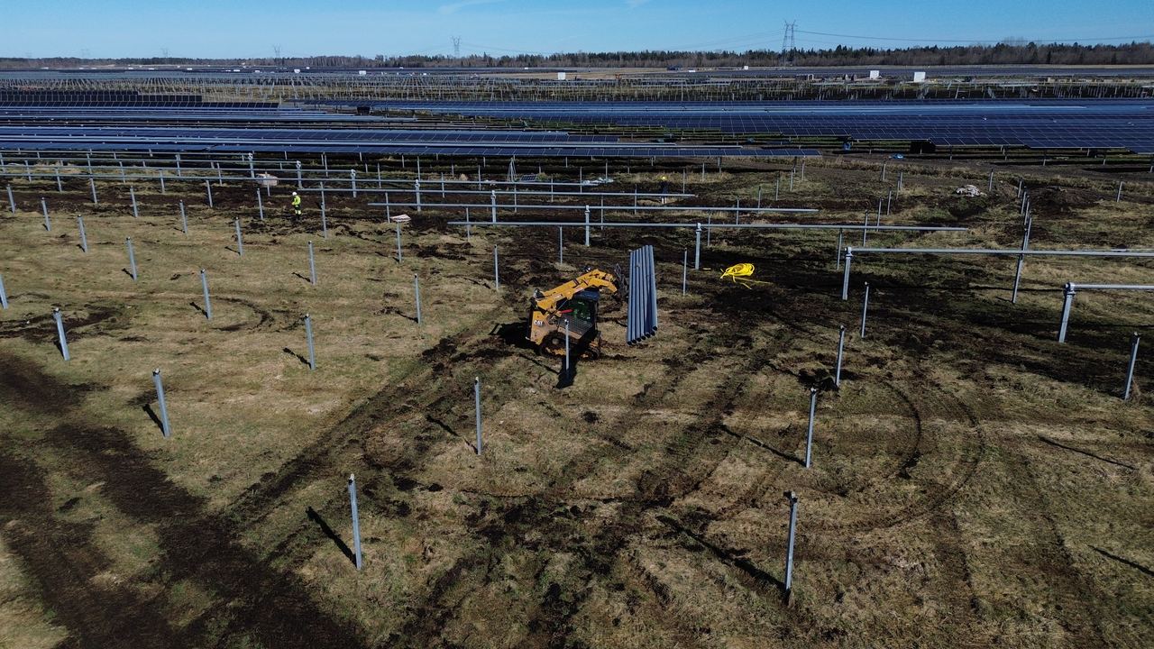 Risti Solar Tracker Pargi vundamendipostid ja teraskonstruktsioon paigalduse käigus