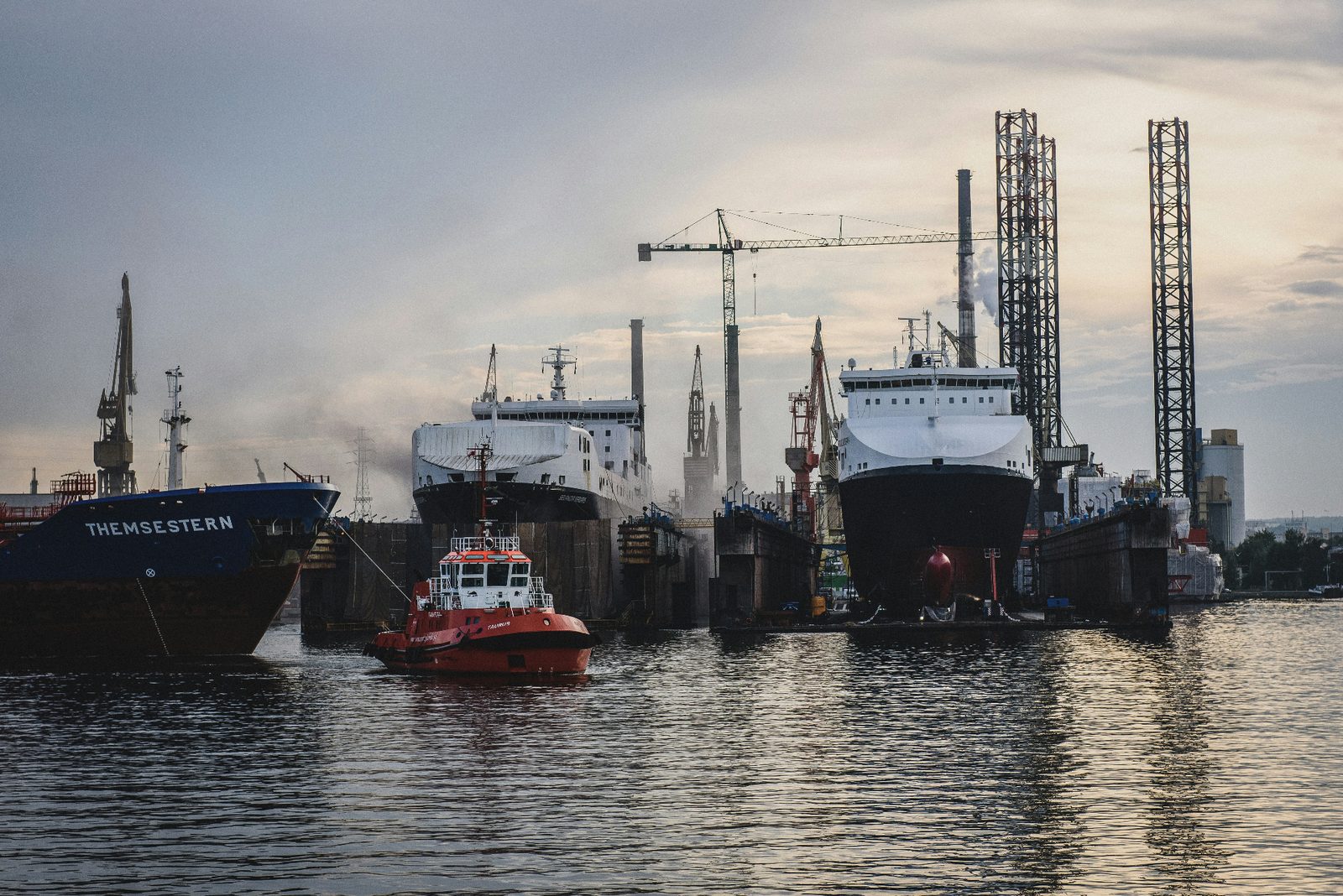Werft mit Trockendocks, Schiffen und Kränen